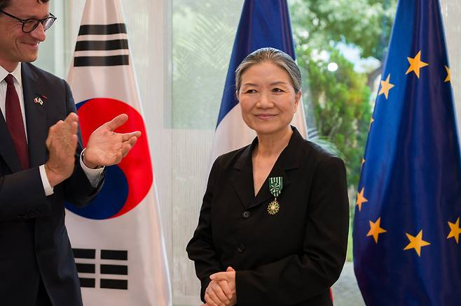 9일 김수자(오른쪽) 작가가 필립 페르투 주한 프랑스 대사에게 문화예술 공로 훈장인 ‘오피시에’를 받은 후 미소 짓고 있다. 사진 김진솔. /스튜디오 김수자