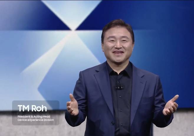 노태문 삼성전자 DX부문장 직무대행(사장) 9일(현지시각) 미국 뉴욕 브루클린 듀갈 그린하우스에서 열린 ‘갤럭시 언팩 2025’에서 발표를 진행하고 있다./갤럭시 언팩 중계 캡처