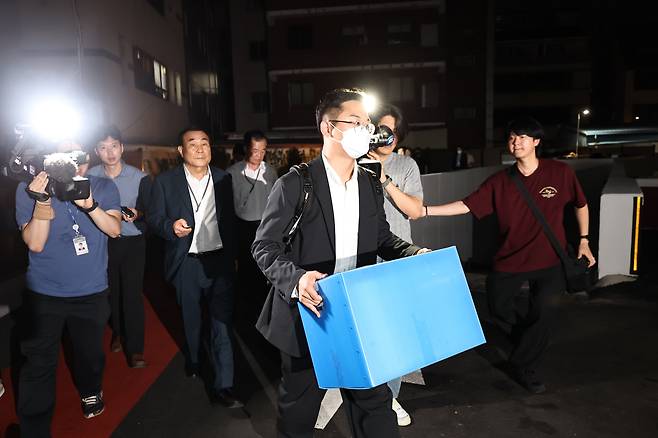 윤석열 전 대통령 배우자인 김건희 여사 의혹을 수사하는 민중기 특별검사팀이 삼부토건 본사에서 압수수색을 마친 후 압수품이 담긴 박스를 들고 사무실을 나서고 있다./뉴스1