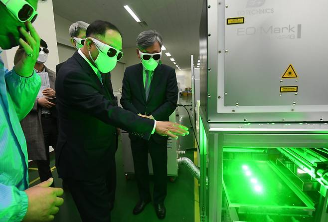 홍남기 경제부총리 겸 기획재정부 장관이 러시아-우크라이나 분쟁에 따른 공급망 위험 고조에 따라 경기 안양시 소재의 레이저 응용장비 제조업체 이오테크닉스를 찾아 생산라인을 시찰하며 관계자로부터 설명을 듣고 있다./ 기재부 제공