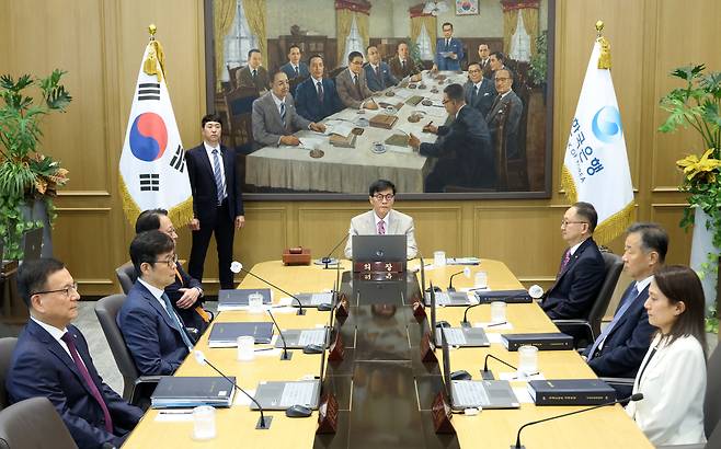 이창용 한국은행 총재가 10일 오전 서울 중구 한국은행에서 열린 금융통화위원회 본회의를 주재하고 있다. /뉴스1