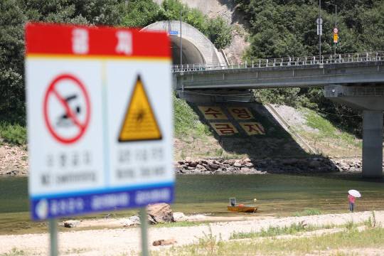 10일 오전 충남 금산군 제원면 천내리 기러기공원 인근 유원지에 물놀이 금지 구역을 알리는 표지판이 설치돼 있다. 김영태 기자