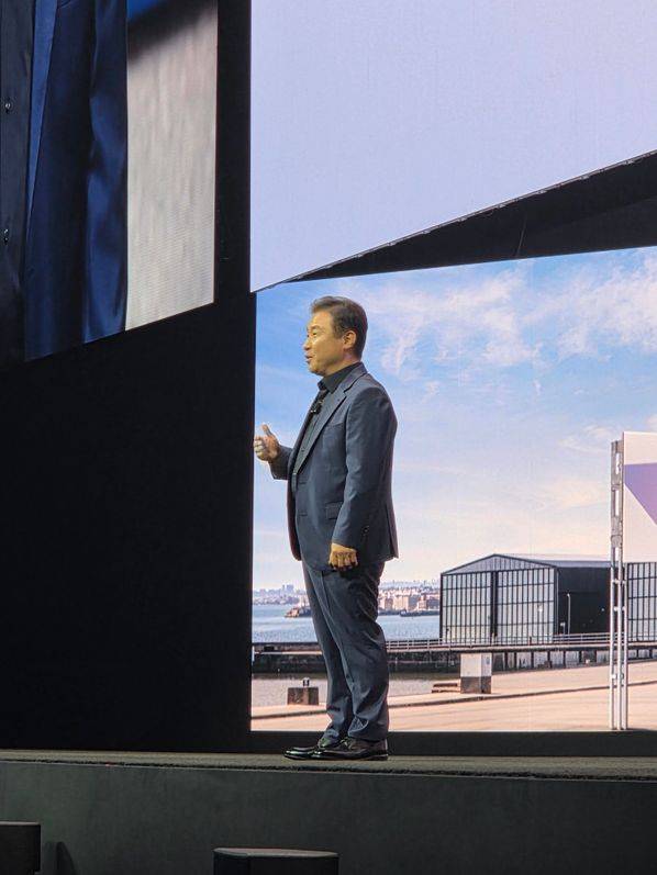 9일(현지시간) 뉴욕 브루클린에서 열린 삼성 갤럭시 언팩 2025 행사장. 노태문 DX부문장이 기조연설을 하고 있다.ⓒ임채현 기자