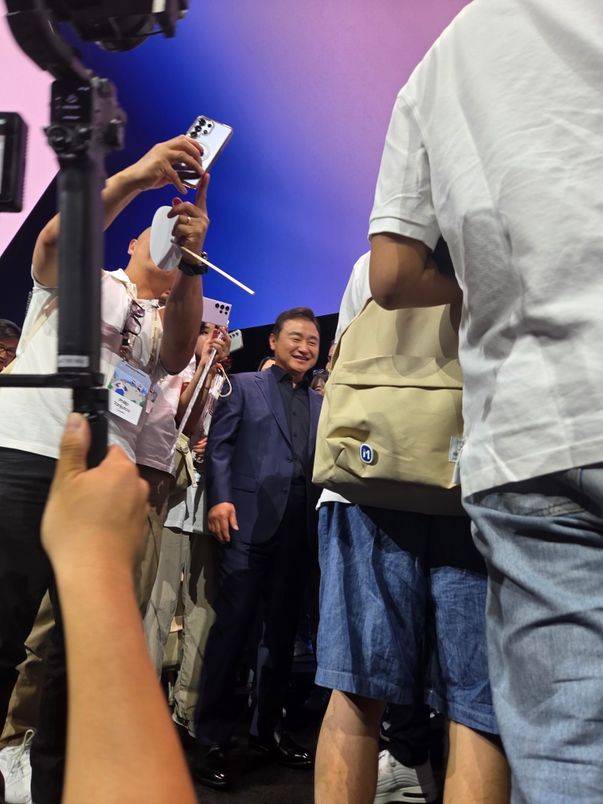 9일(현지시간) 뉴욕 브루클린에서 열린 삼성 갤럭시 언팩 2025 행사장. 행사가 끝난 직후 관람객들과 인플루언서 등이 노태문 DX부무장과 기념 촬영을 하고 있다.ⓒ임채현 기자
