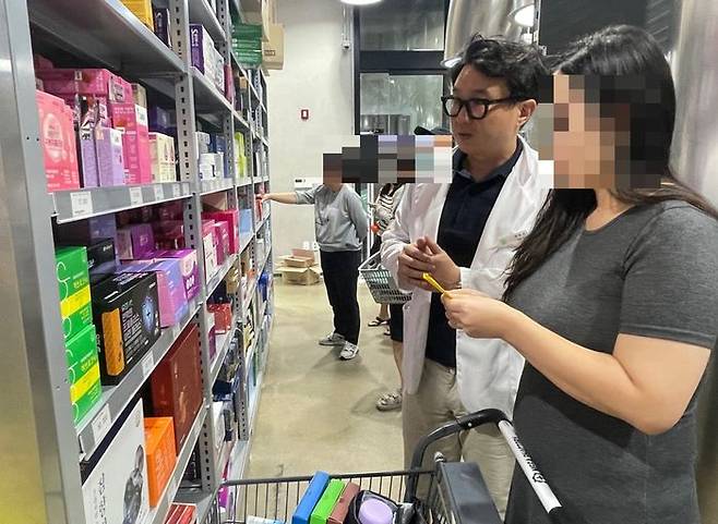 메가팩토리약국 대표 약사가 한 고객에게 복약 상담을 해주고 있다. ⓒ 석지연 기자