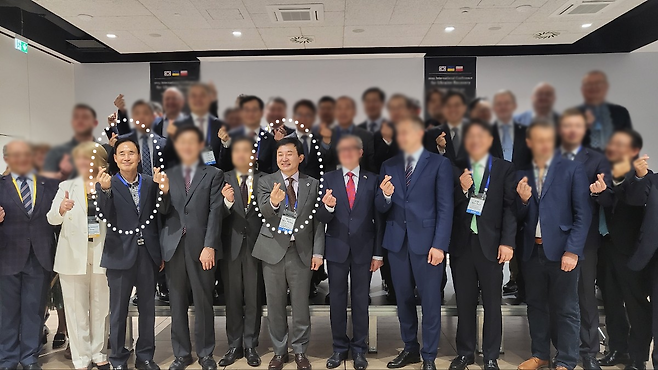 2023년 5월 폴란드 바르샤바에서 열린 ‘글로벌 우크라이나 재건 포럼’에 원희룡 당시 국토교통부 장관(오른쪽), 이응근 당시 삼부토건 대표가 참석해 손하트를 하고 있다. 경상국립대 홈페이지