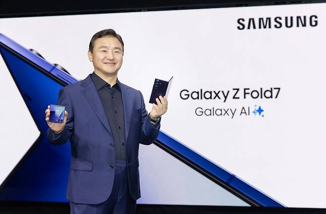 노태문 삼성전자 디바이스경험(DX)부문장 직무대행이 미국 뉴욕에서 갤럭시 Z 폴드7(오른쪽)과 갤럭시 Z 플립7(왼쪽)을 공개하고 있다. 삼성전자 제공