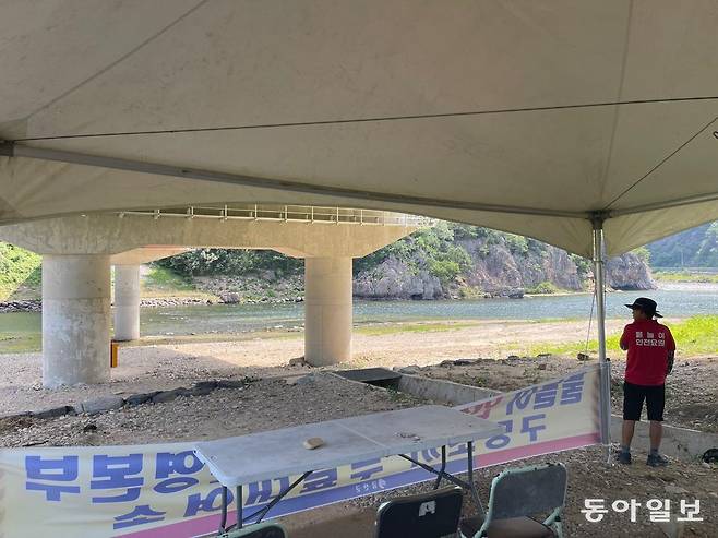 10일 오전 10시 충남 금산군 천내교 다리 아래에서 안전요원이 물놀이 지도 활동을 벌이고 있다. 이 곳에선 전날 20대 4명이 물놀이를 하다 사망했다. 이정훈 기자 jh89@donga.com