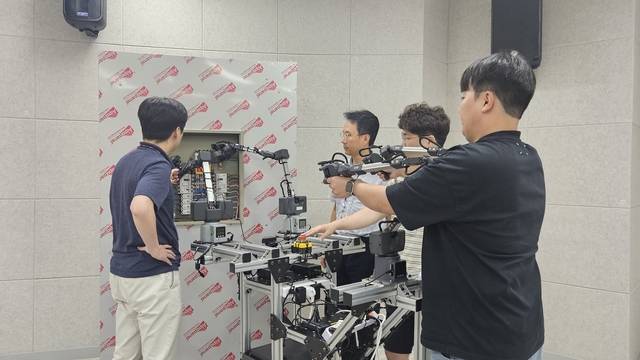 ETRI 연구진이 AI 로봇을 활용해 전력설비 점검 기술을 시연하는 모습. ETRI 제공