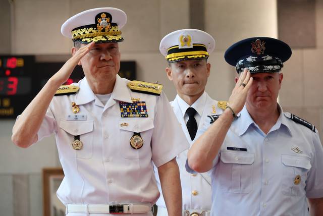 김명수(왼쪽) 합참의장과 존 다니엘 케인 미국 합참의장이 10일 서울 용산구 합참청사에서 열린 환영 의장행사에서 경례하고 있다. 연합뉴스