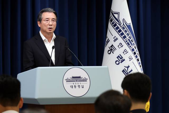 김용범 정책실장이 10일 용산 대통령실 기자회견장에서 RE100 산업단지 관련 브리핑을 하고 있다. 연합뉴스.