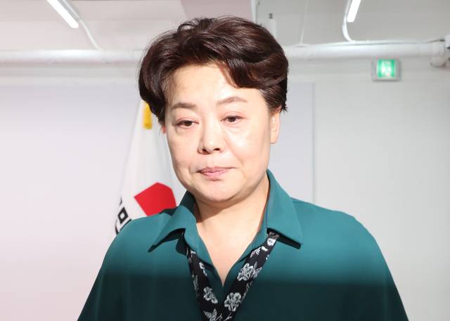 국민의힘 혁신위원장을 맡은 윤희숙 전 의원이 10일 서울 여의도 중앙당사에서 제1차 혁신위원회 회의 결과 브리핑을 마친 후 나오고 있다. <연합뉴스 사진>