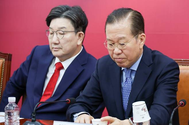 권영세 국민의힘 비상대책위원장(오른쪽)과 권성동 원내대표가 5월 8일 오전 서울 여의도 국회에서 열린 비상대책위원회의에서 굳은 표정을 짓고 있다. 뉴스1