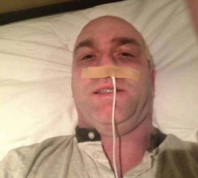 케리가 콧구멍에 아이폰 충전기를 꽂은 사진. 출처=더선