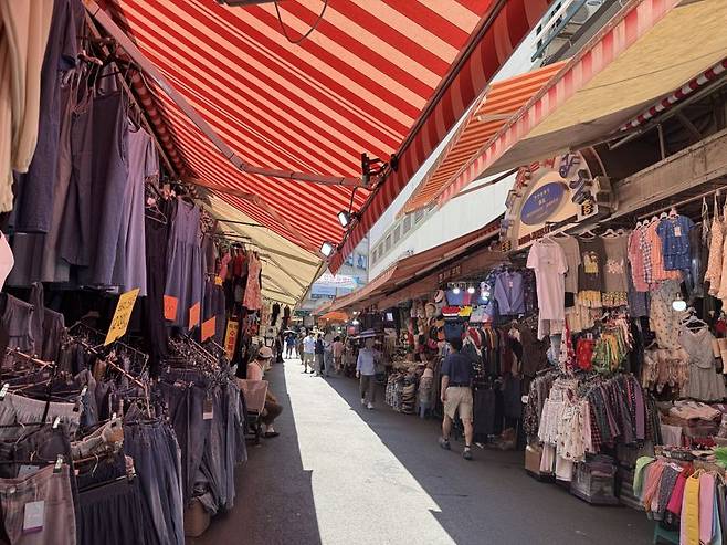 역대급 폭염이 기승을 부린 10일 오후 서울 중구 남대문 시장. 무더위로 인해 거리는 다소 한산한 모습이었다. 사진=최혜림 기자