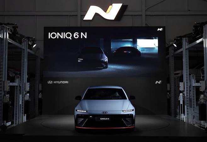 현대차 고성능 브랜드 N(현대 N)이 10일(목) 경기 군포 N아카이브에서 열린 아이오닉 6N 미디어 갤러리 행사에서 아이오닉 6 N을 공개했다. 사진은 아이오닉 6N 전면 모습. 사진=현대자동차 제공