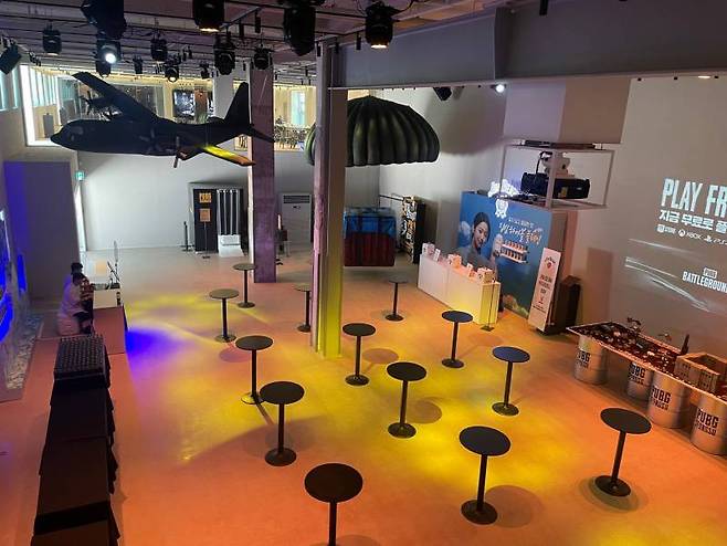 각종 공연을 즐길 수 있도록 준비된 서바이버홀