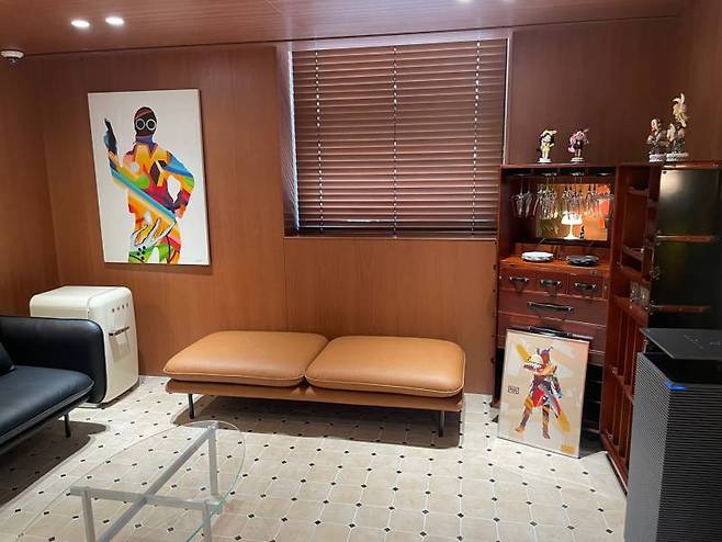 여러 작품들을 감상할 수 있는 카페 공간