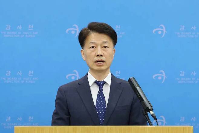 최달영 감사원 제1사무차장이 2023년 9월15일 서울 종로구 감사원 제3별관에서 ‘주요 국가통계 작성 및 활용실태’ 수사요청 관련 발표를 하고 있다. 연합뉴스