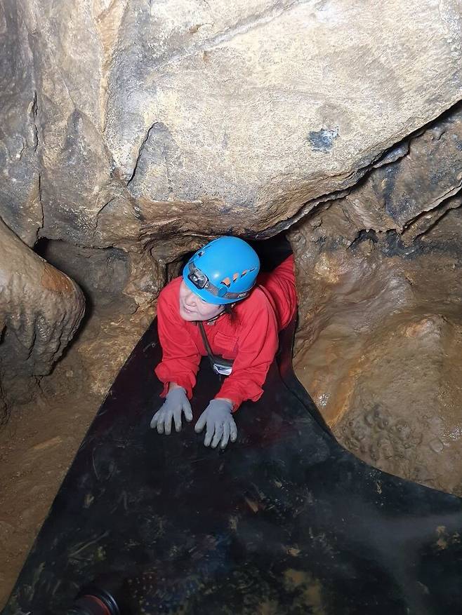 ‘진짜 동굴 투어지’라고 불리는 백룡동굴에서 이른바 ‘개구멍’으로 불리는 곳을 기어서 통과하는 기자. 평창군 제공