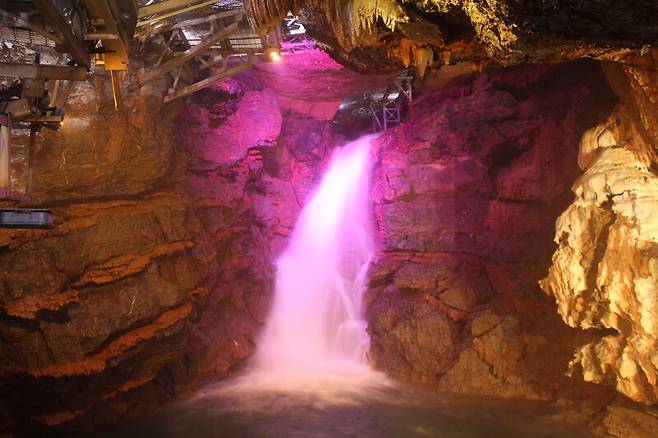 환선굴 바로 인근에 붙어 있는 대금굴에선 떨어지는 폭포를 관람할 수 있다. 대금굴 안에 있는 비룡폭포. 삼척시 제공