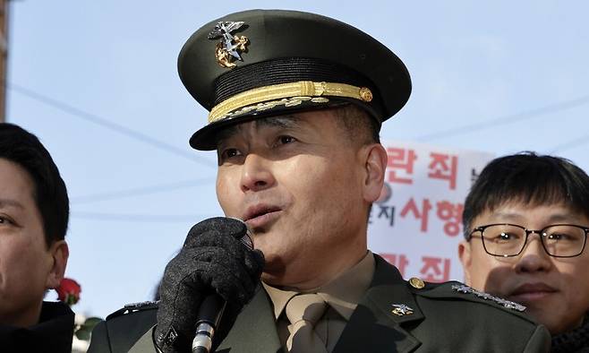 해병대원 순직 사건을 수사한 뒤 해병대 사령관의 조사기록 경찰 이첩 보류 지시를 어겼다며 항명 등의 혐의로 기소된 박정훈 전 해병대 수사단장(대령)이 지난 1월9일 1심 군사법원 재판에서 무죄를 선고받고 서울 용산구 중앙지역군사법원 앞에서 열린 기자회견에서 발언하고 있다. 김명진 기자 littleprince@hani.co.kr