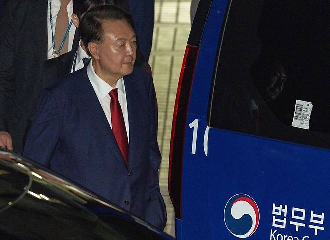 윤석열 전 대통령이 9일 서울 서초구 서울중앙지법에서 열린 구속 전 피의자 심문(영장실질심사)이 끝난 뒤 법무부 호송차에 오르고 있다. 사진공동취재단