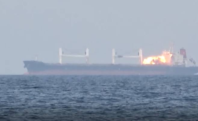 7일(현지시각) 예멘 호데이다 항구 앞바다 홍해에서 라이베리아 국적 이터니티 시 선박이 후티 반군의 공격을 받는 모습. EPA 연합뉴스. 후티 반군이 공개한 영상 갈무리.