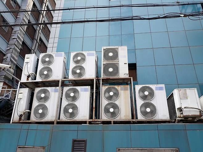 때이른 폭염으로 냉방기기 사용이 급증하고 있다. 사진은 서울의 한 건물 외부에 설치된 에어컨 실외기. 연합뉴스