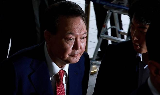 윤석열 전 대통령이 5일 오전 서울 서초동 서울고등검찰청에 마련된 내란 특검에 피의자 신분으로 출석하고 있다. 공동취재사진