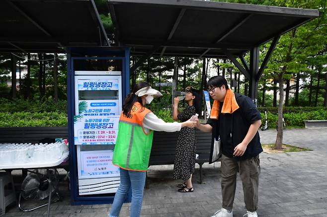 2024년 경춘선숲길 힐링냉장고를 이용하는 모습. 노원구 제공