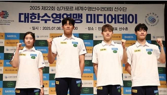 지난 8일 충청북도 진천 국가대표선수촌에서 열린 미디어데이에서 수영 대표팀 선수들이 세계선수권에 참가하는 각오를 밝히고 있다. 연합뉴스