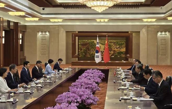 10일 오후 이학영 국회 부의장과 여야 의원들로 꾸려진 대표단이 베이징 인민대회당에서 자오러지 전국인민대표대회 상무위원장을 만났다. 베이징 특파원 공동 취재단