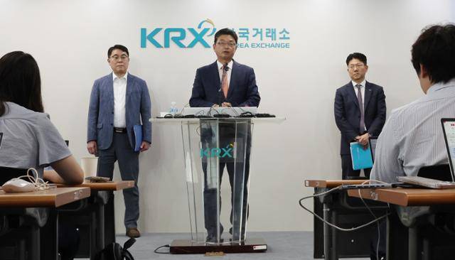 이윤수 금융위원회 증권선물위원회 상임위원(가운데), 이승우 금융감독원 부원장보(왼쪽), 김홍식 한국거래소 시장감시위원장이 9일 오전 서울 여의도 한국거래소에서 자본시장 불공정거래 근절 실천방안 합동브리핑을 하고 있다. 연합뉴스