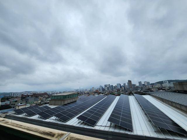 지난달 26일 방문한 서울 강북구 한신대 건물 옥상에 자리한 '우리동네햇빛발전소' 모습. 송주용 기자