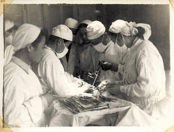1952년 제35육군병원에서 수술하는 모습. 서울대병원 제공