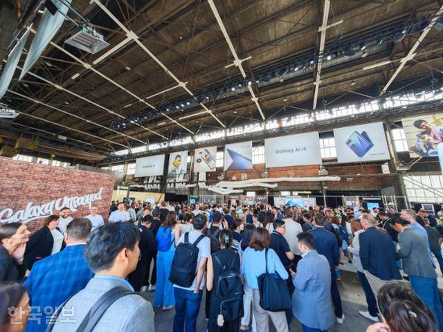 9일 미국 뉴욕 브루클린 듀갈그린하우스에서 열린 '갤럭시 언팩 2025' 행사장 옆에 마련된 제품 체험장에 신제품을 체험하려는 관람객들이 가득하다. 뉴욕=김진욱 기자