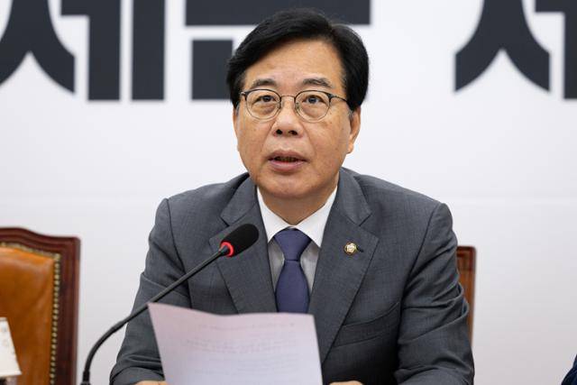 송언석 국민의힘 비상대책위원장 겸 원내대표가 10일 국회에서 열린 비대위 회의에서 모두 발언을 하고 있다. 뉴스1