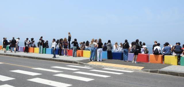 지난달 1일 제주도로 수학여행을 온 학생들이 도두동 무지개해안도로에서 경치를 감상하고 있다. 제주=뉴시스