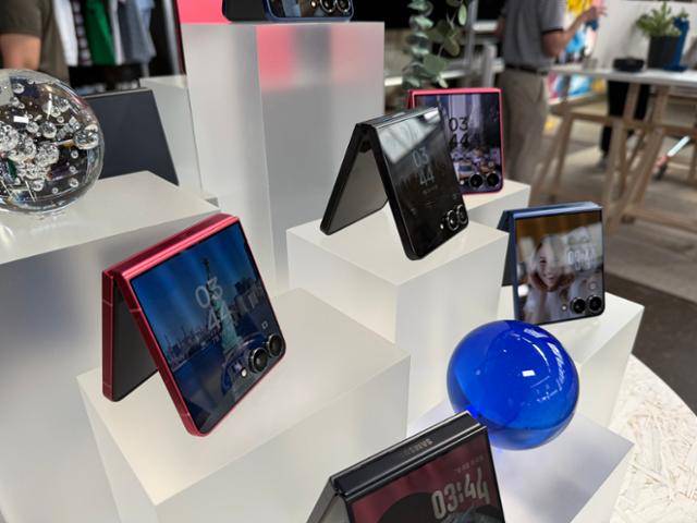 삼성전자가 9일 뉴욕 브루클린 듀갈 그린하우스에서 열린 신제품 공개 행사 '갤럭시 언팩 2025'에서 신형 폴더블 스마트폰 갤럭시 Z 폴드7 및 플립7을 전 세계에 소개했다. 사진은 전시된 Z 플립7의 모습. 뉴욕=연합뉴스