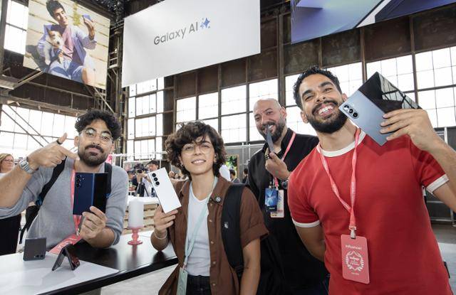 9일 미국 뉴욕 브루클린 듀갈 그린하우스에서 열린 하반기 '갤럭시 언팩 2025'에서 관람객들이 갤럭시 Z 폴드7을 체험하고 있다. 삼성전자 제공