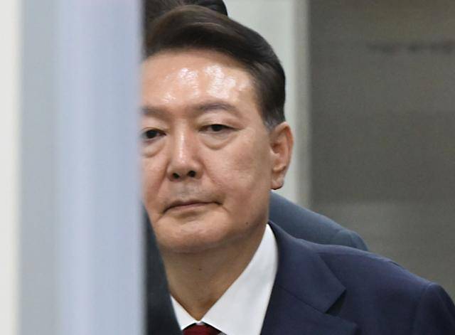 윤석열 전 대통령이 9일 서울 서초구 서울중앙지법에서 영장실질심사를 마치고 나오고 있다. 사진공동취재단