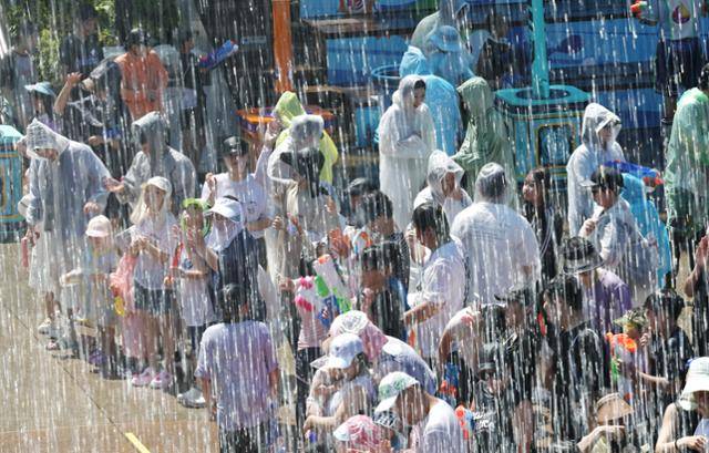전국 곳곳에 폭염 특보가 내려진 10일 경기 용인시 에버랜드를 찾은 시민들이 슈팅워터펀 시즌2 공연을 즐기고 있다. 뉴스1