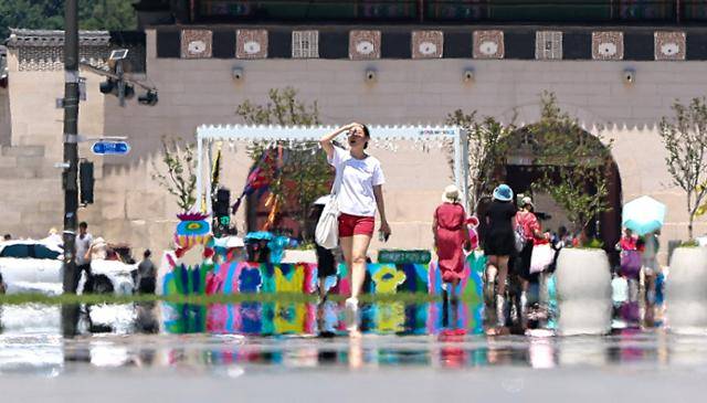 폭염이 이어진 10일 서울 종로구 광화문 광장에 아지랑이가 피어오르고 있다. 뉴스1