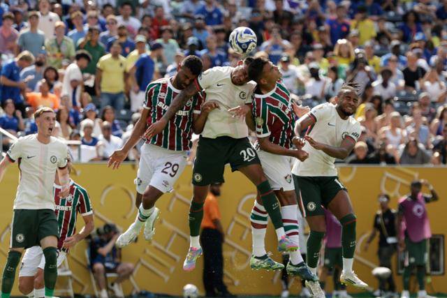 첼시의 주앙 페드루(가운데)가 9일 미국 뉴저지주 이스트러더퍼드의 메트라이프 스타디움에서 열린 플루미넨시와의 2025 FIFA 클럽 월드컵 준결승전에서 상대 선수들과 공중볼을 다투고 있다. 첼시는 페드루의 멀티골로 2-0으로 승리, 결승에 올랐다. 이스트러더퍼드=AP 뉴시스