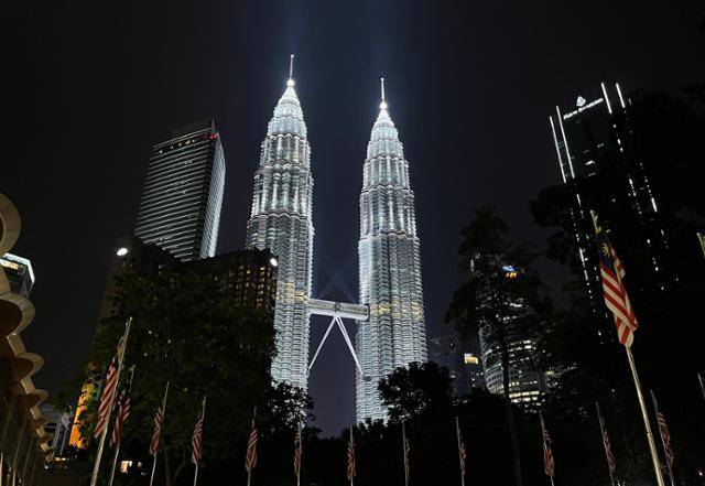 말레이시아 수도 쿠알라룸푸르의 랜드마크인 페트로나스 트윈타워 모습. 쿠알라룸푸르=허경주 특파원