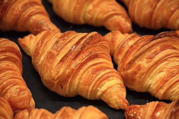 아침에 흰 빵, 흰쌀밥 등을 먹으면 얼굴의 매력도가 떨어진다는 연구 결과가 나왔다.​/사진=클립아트코리아