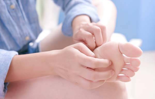 무좀에 식초나 마늘 등을 이용한 민간요법은 이차 세균 감염과 합병증을 유발할 수 있어 피해야 한다​./사진=클립아트코리아