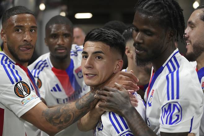 <yonhap photo-6458=""> FILE - Lyon's Thiago Almada, centre, celebrates with teammates after scoring the opening goal during the Europa League quarterfinal first leg soccer match between Lyon and Manchester United at Groupama stadium in Decines, outside Lyon, France, April 10, 2025. (AP Photo/Thibault Camus, File) File Photo/2025-07-09 23:47:33/ <저작권자 ⓒ 1980-2025 ㈜연합뉴스. 무단 전재 재배포 금지, AI 학습 및 활용 금지></yonhap>