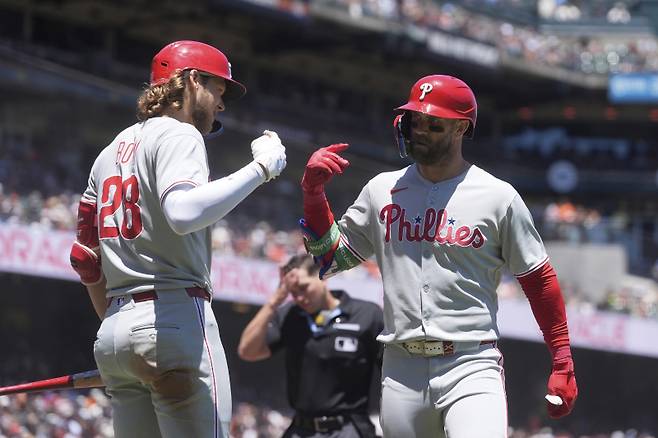<yonhap photo-1755=""> Philadelphia Phillies' Bryce Harper, right, is congratulated by Alec Bohm after hitting a home run against the San Francisco Giants during the fourth inning of a baseball game in San Francisco, Wednesday, July 9, 2025. (AP Photo/Jeff Chiu)/2025-07-10 06:57:40/ <저작권자 ⓒ 1980-2025 ㈜연합뉴스. 무단 전재 재배포 금지, AI 학습 및 활용 금지></yonhap>